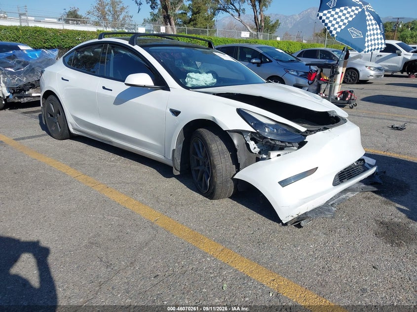 TESLA MODEL 3 - zdjęcie 1
