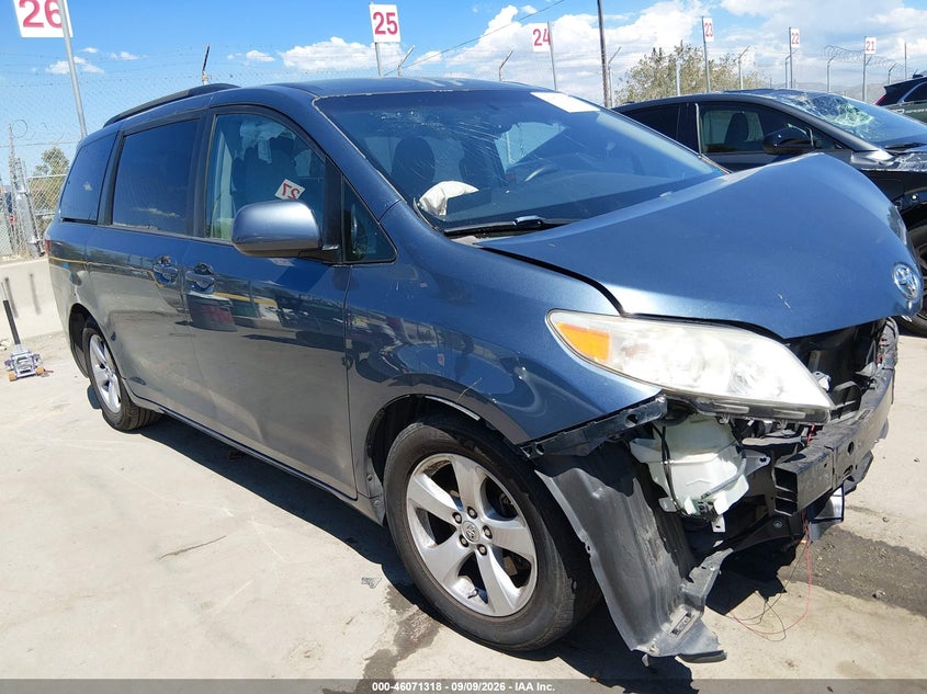 TOYOTA SIENNA - zdjęcie 1