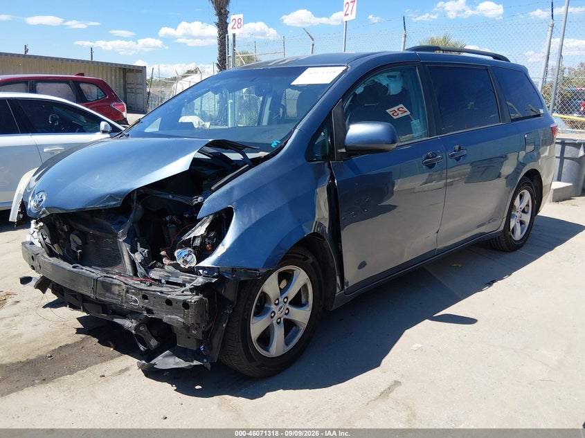 TOYOTA SIENNA - zdjęcie 2
