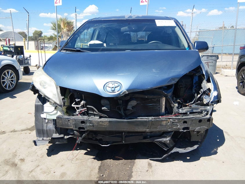 TOYOTA SIENNA - zdjęcie 6