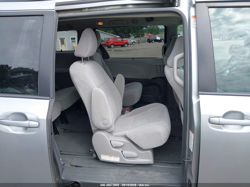 TOYOTA SIENNA - zdjęcie 8