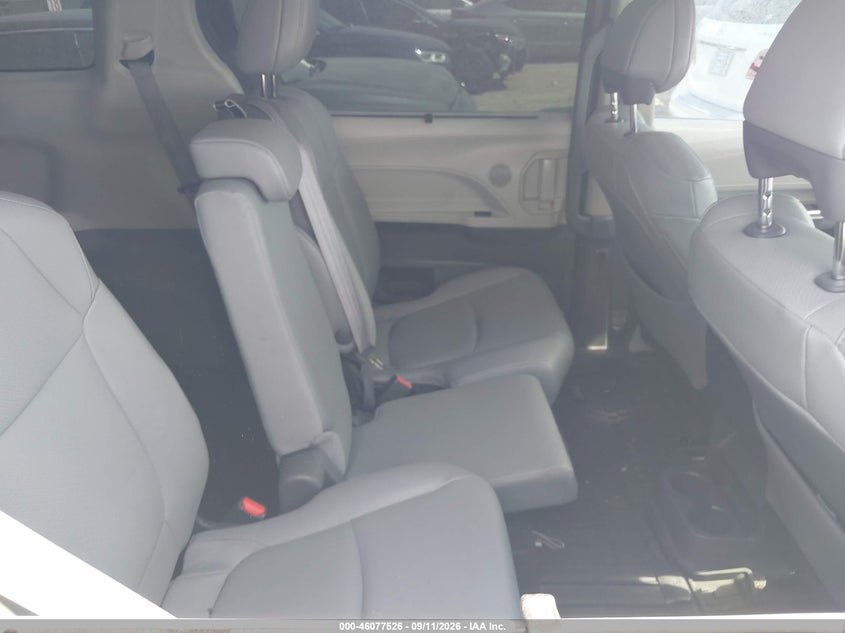 TOYOTA SIENNA - zdjęcie 8