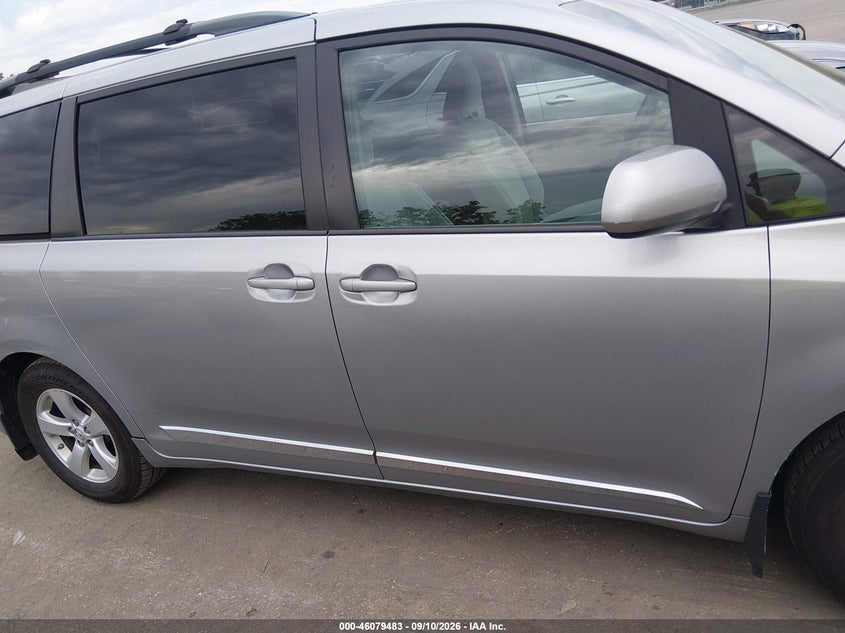 TOYOTA SIENNA - zdjęcie 14
