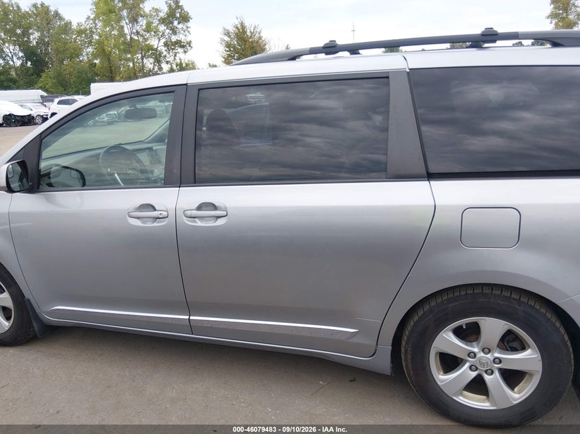 TOYOTA SIENNA - zdjęcie 15