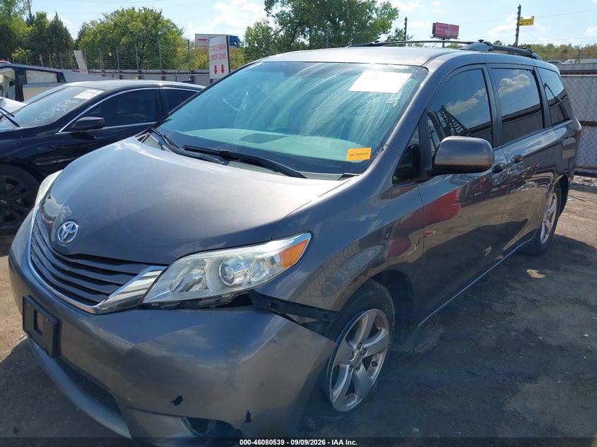 TOYOTA SIENNA - zdjęcie 2