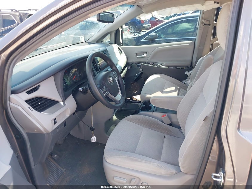 TOYOTA SIENNA - zdjęcie 5