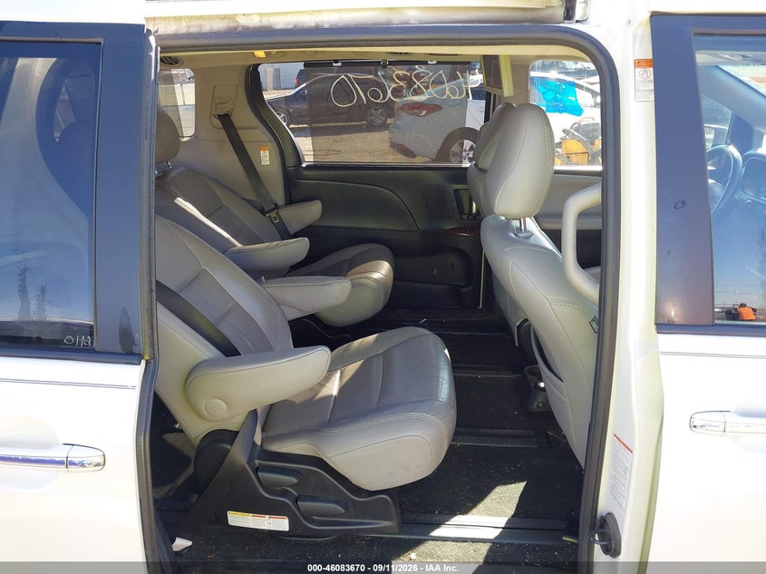 TOYOTA SIENNA - zdjęcie 8