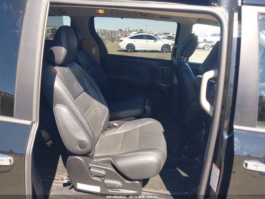 TOYOTA SIENNA - zdjęcie 8