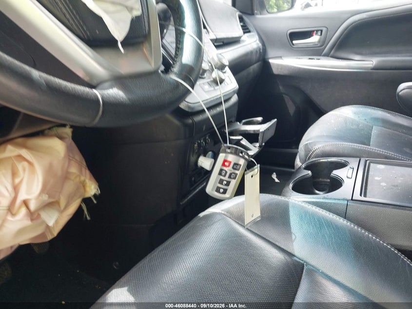 TOYOTA SIENNA - zdjęcie 11