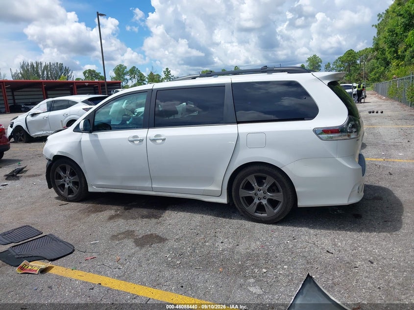 TOYOTA SIENNA - zdjęcie 15