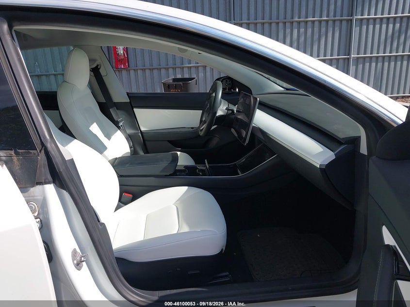 TESLA MODEL 3 - zdjęcie 5