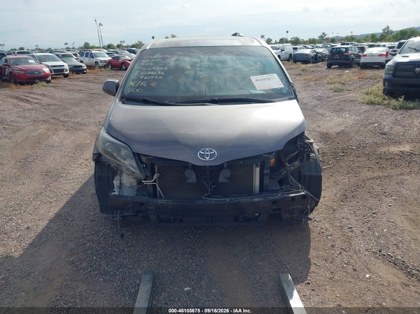 TOYOTA SIENNA - zdjęcie 13