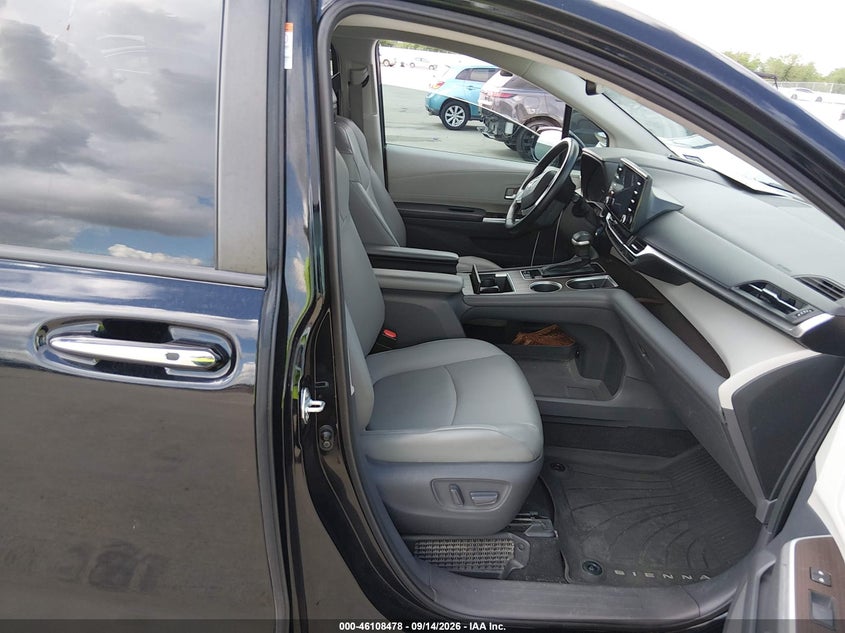 TOYOTA SIENNA - zdjęcie 5