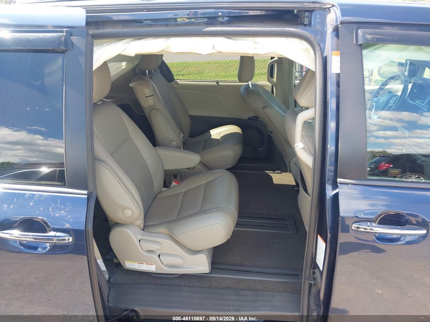 TOYOTA SIENNA - zdjęcie 8