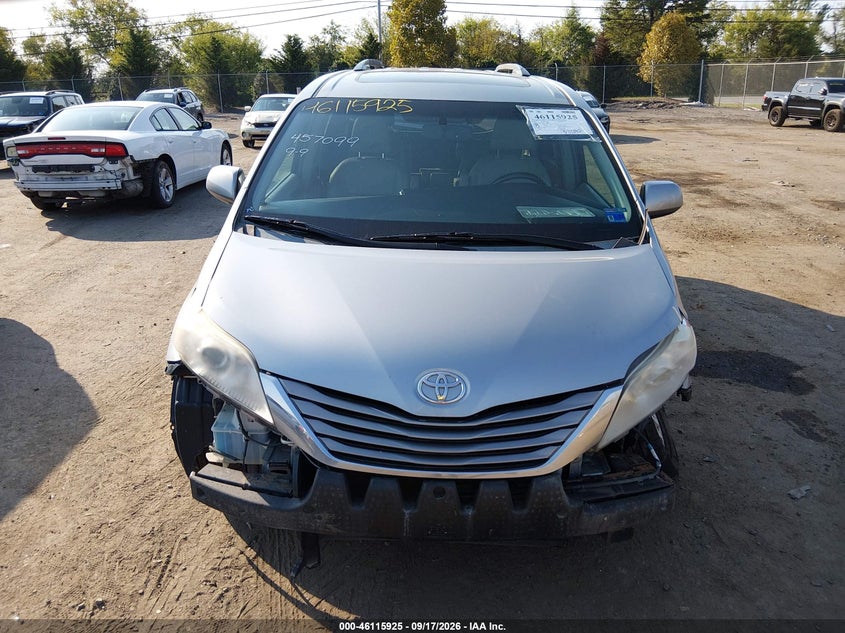 TOYOTA SIENNA - zdjęcie 12