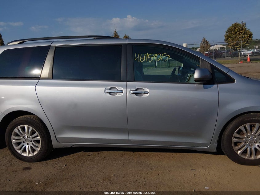 TOYOTA SIENNA - zdjęcie 13