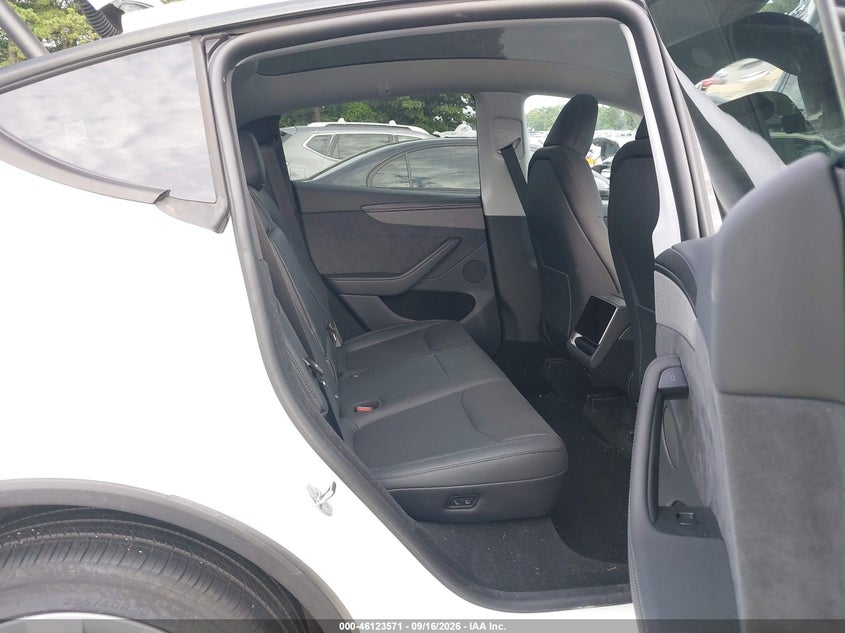 TESLA MODEL Y - zdjęcie 8