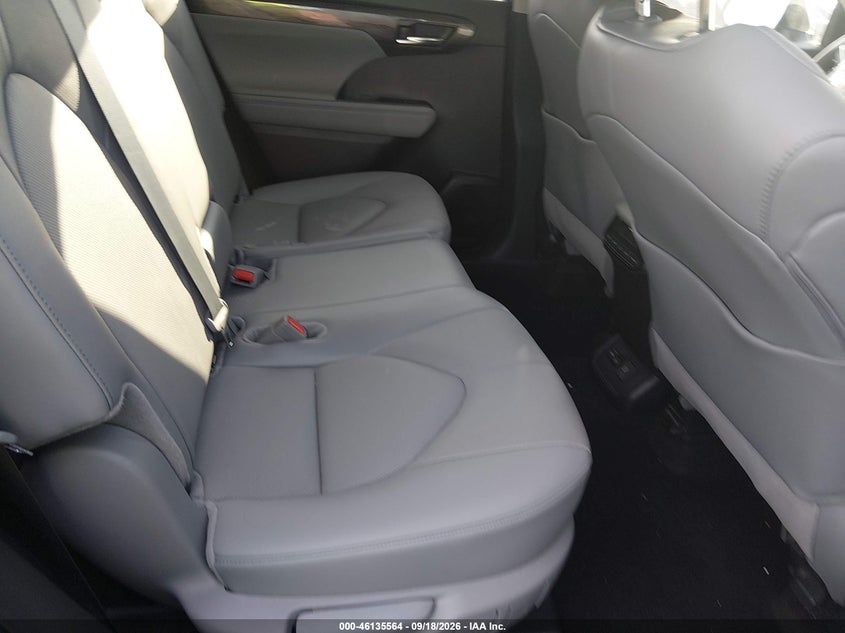 TOYOTA HIGHLANDER - zdjęcie 8