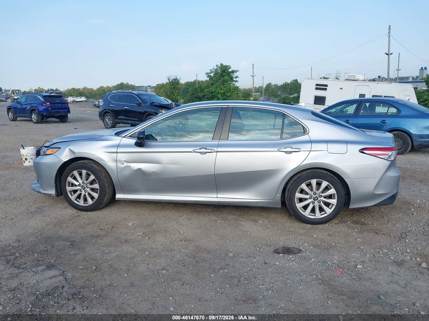 TOYOTA CAMRY - zdjęcie 14