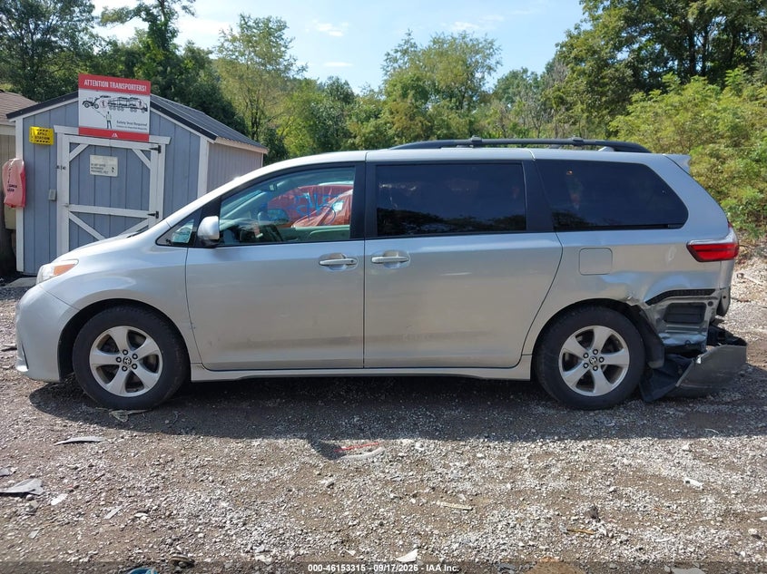 TOYOTA SIENNA - zdjęcie 14