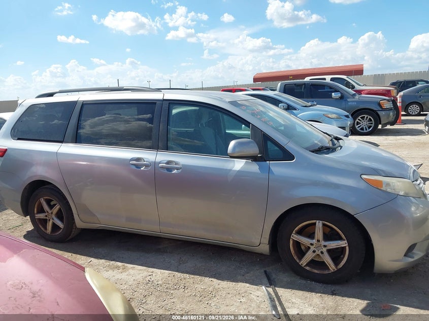 TOYOTA SIENNA - zdjęcie 14