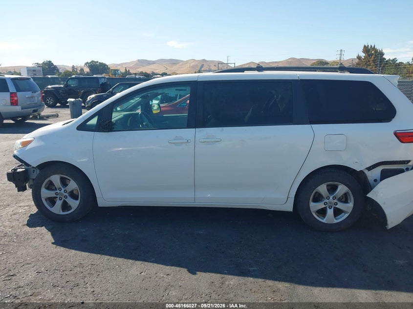 TOYOTA SIENNA - zdjęcie 15