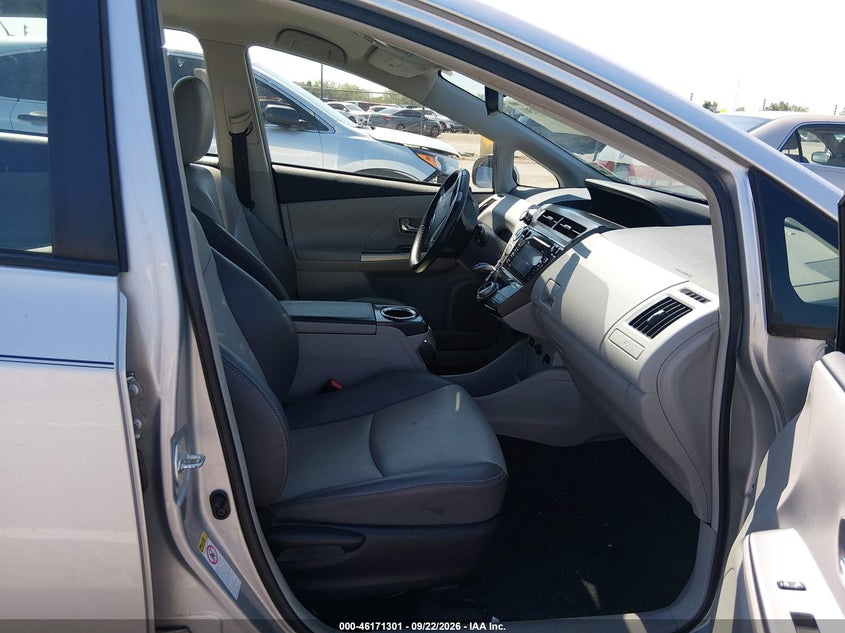 TOYOTA PRIUS V - zdjęcie 5