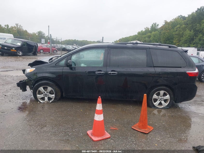 TOYOTA SIENNA - zdjęcie 14