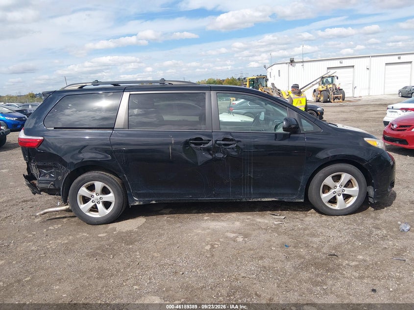 TOYOTA SIENNA - zdjęcie 13