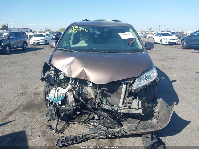 TOYOTA SIENNA - zdjęcie 11