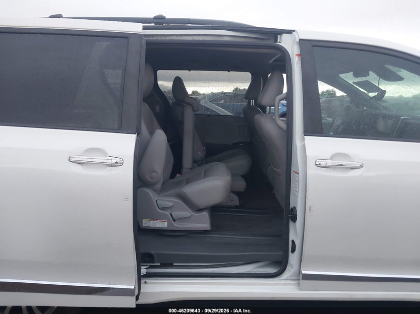 TOYOTA SIENNA - zdjęcie 8