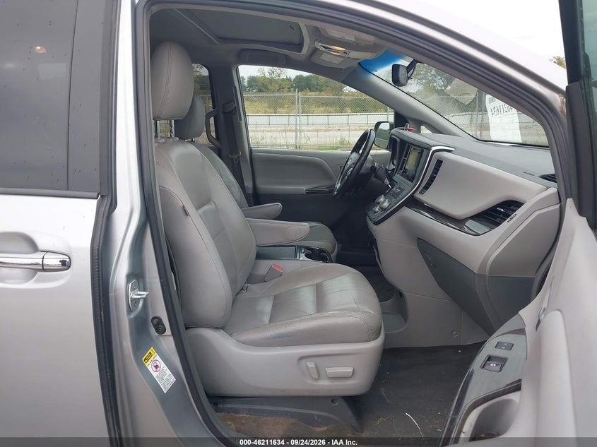 TOYOTA SIENNA - zdjęcie 5