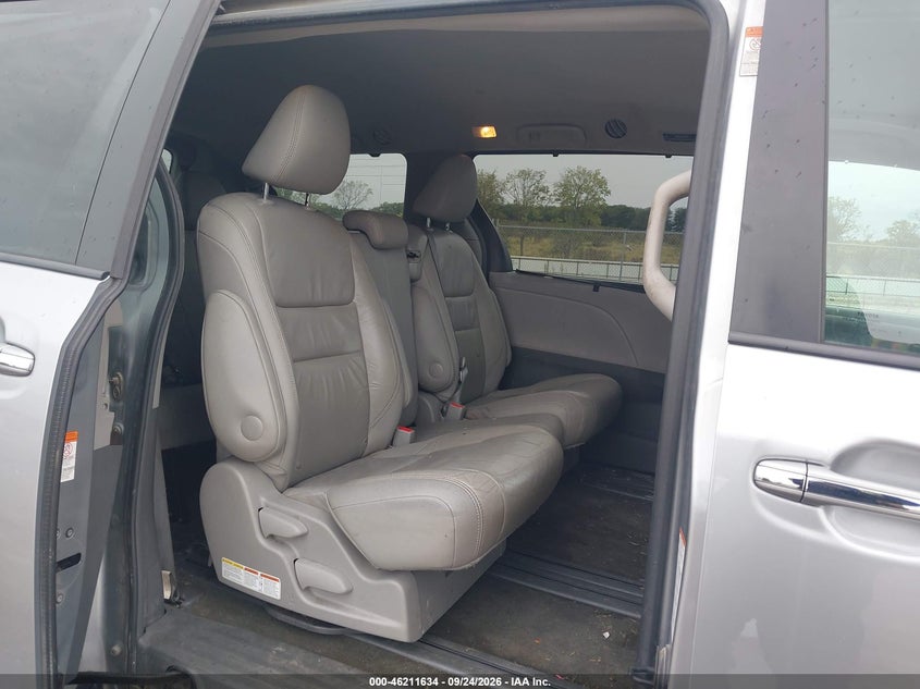 TOYOTA SIENNA - zdjęcie 8