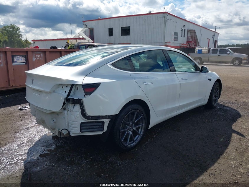TESLA MODEL 3 - zdjęcie 4