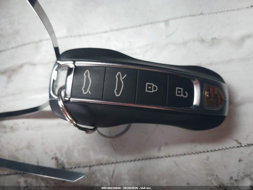 PORSCHE TAYCAN - zdjęcie 11