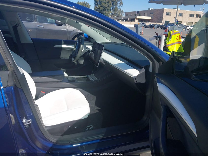 TESLA MODEL 3 - zdjęcie 5