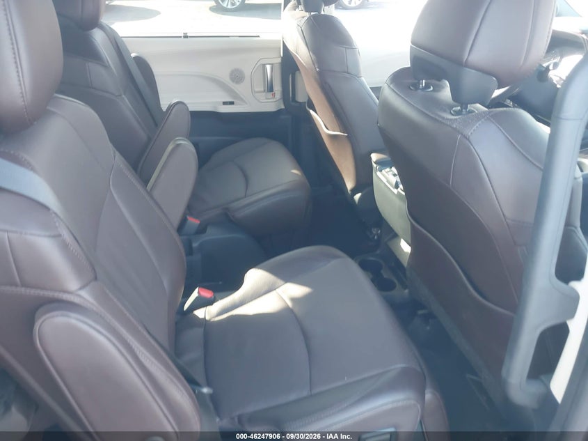 TOYOTA SIENNA - zdjęcie 8