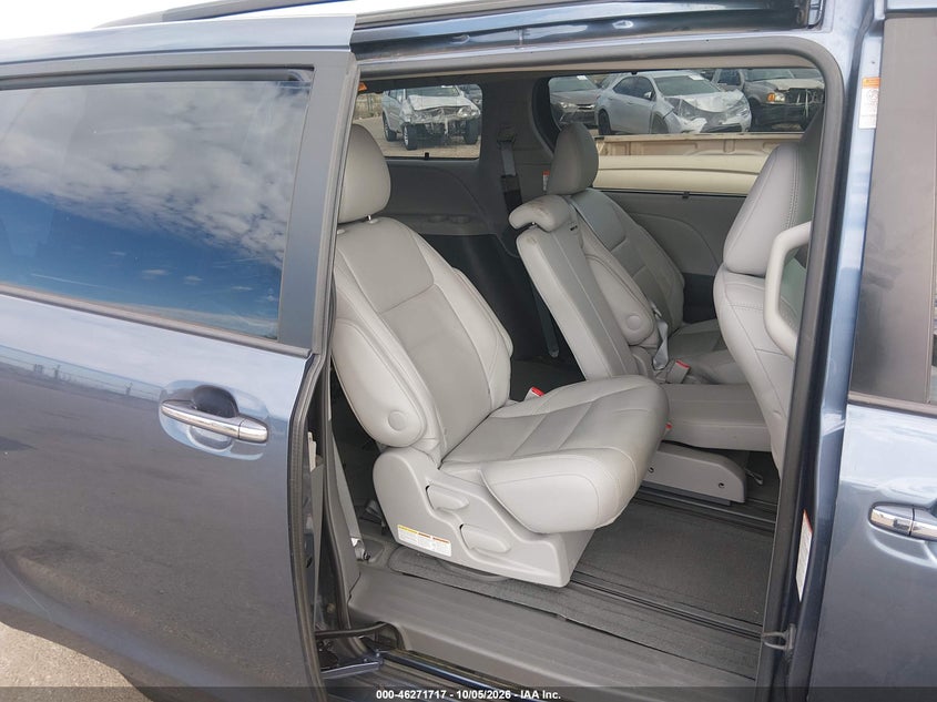 TOYOTA SIENNA - zdjęcie 8