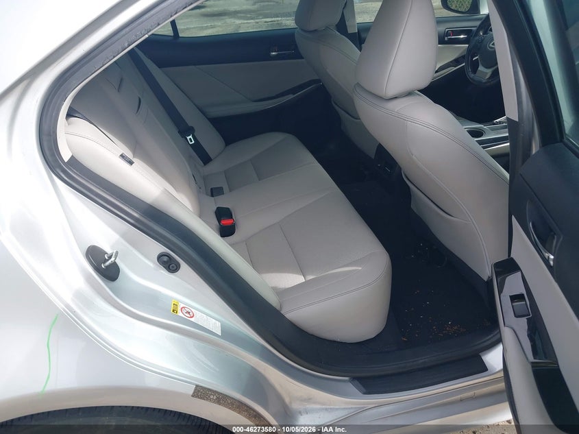 LEXUS IS 200T - zdjęcie 8