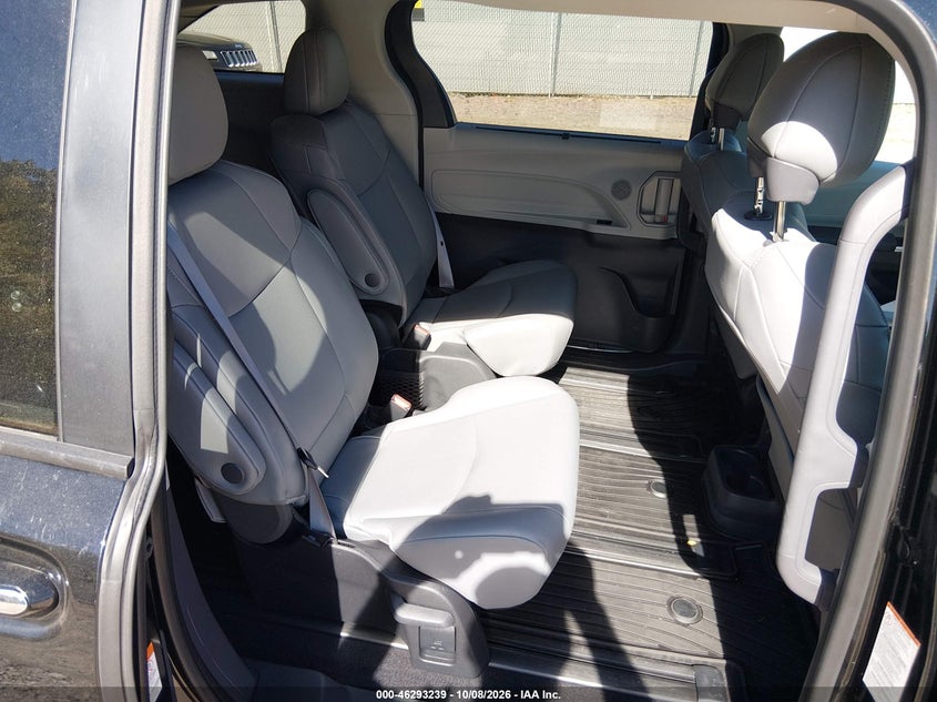 TOYOTA SIENNA - zdjęcie 8