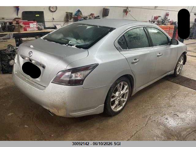 NISSAN MAXIMA image 3