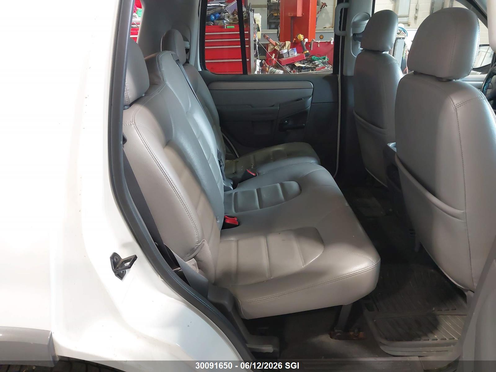 FORD EXPLORER image 8