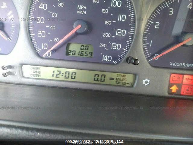 VOLVO V70 image 7