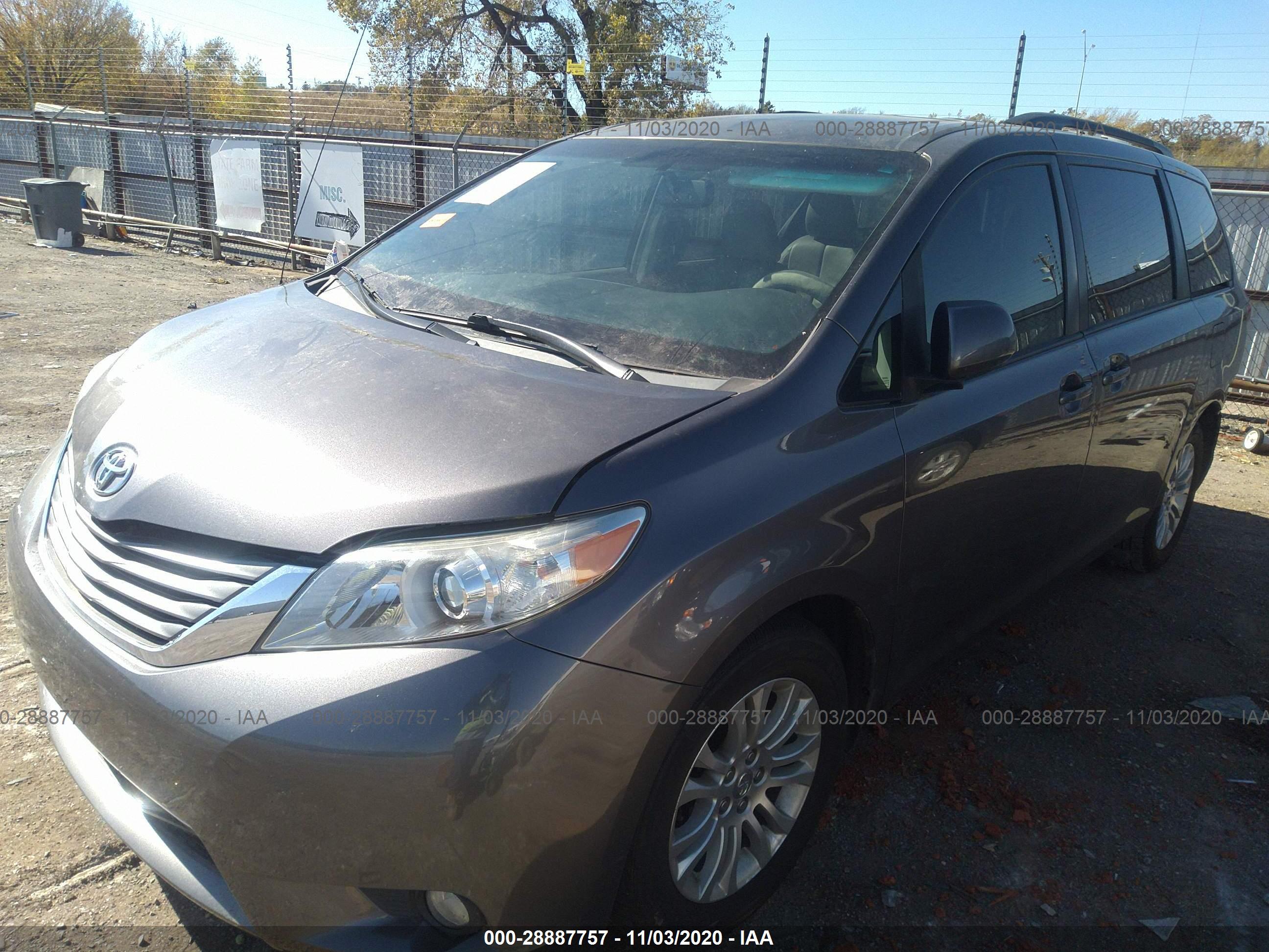 TOYOTA SIENNA image 2