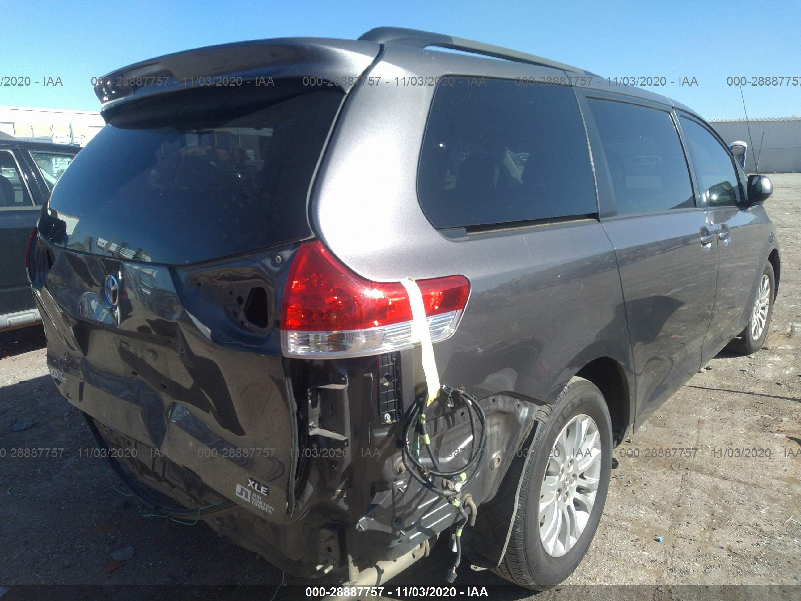 TOYOTA SIENNA image 4