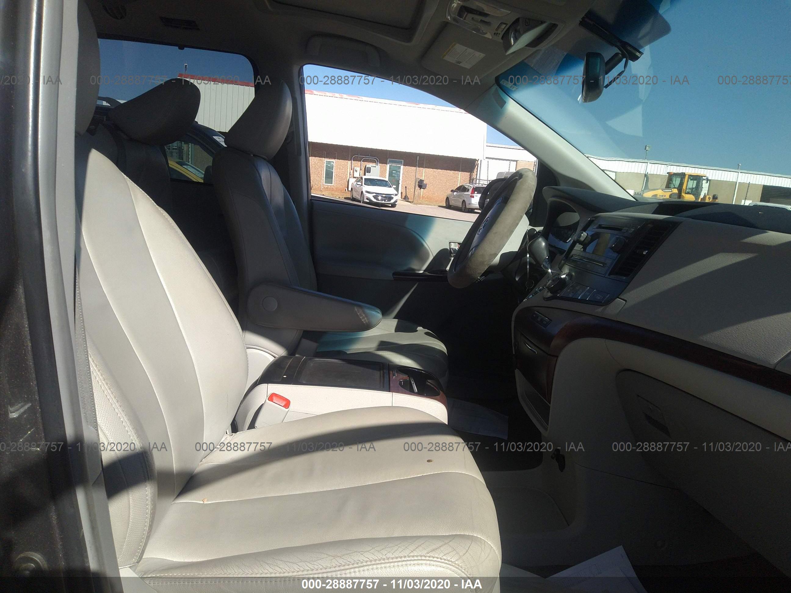 TOYOTA SIENNA image 5