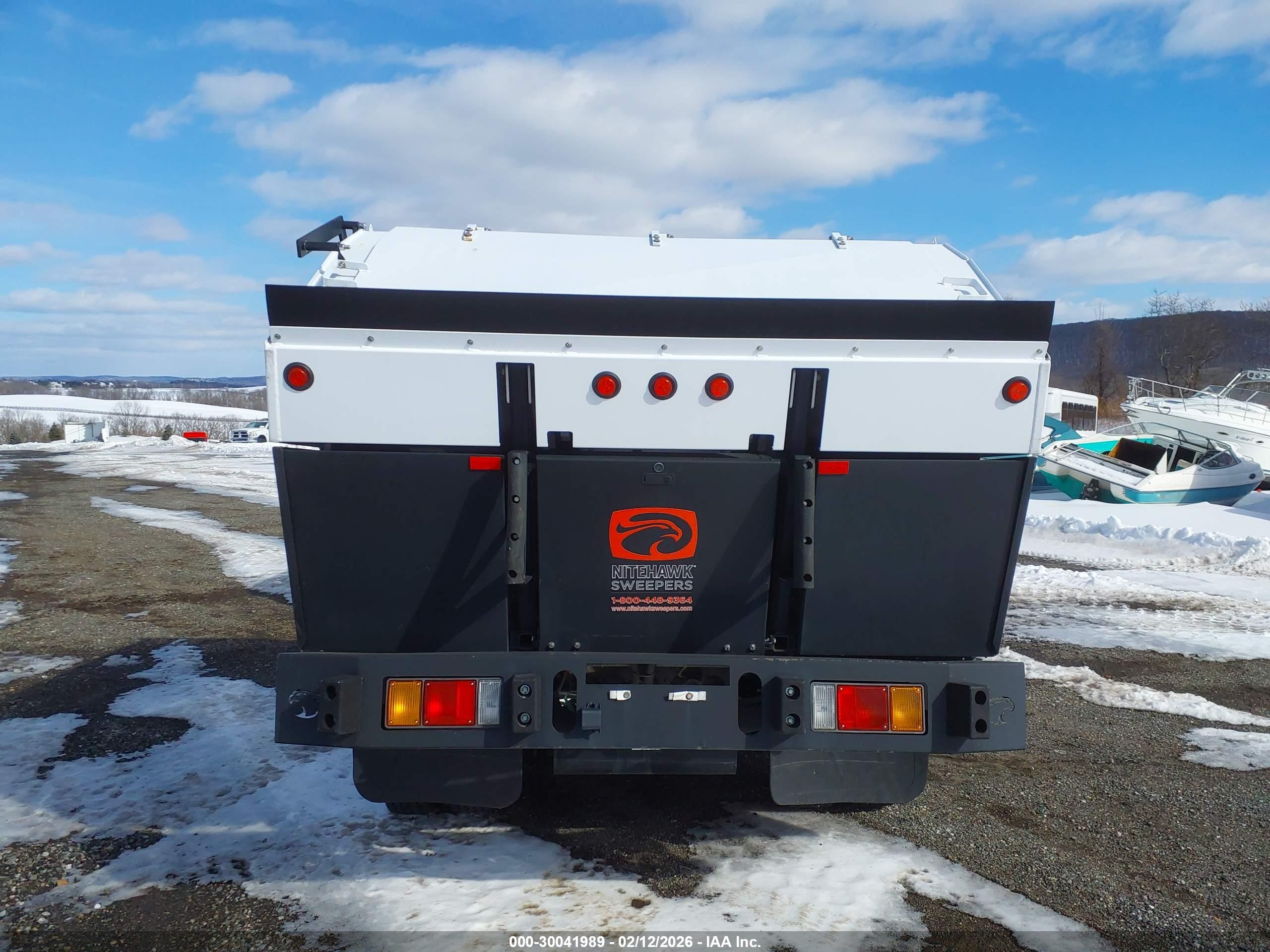 ISUZU NPR image 8