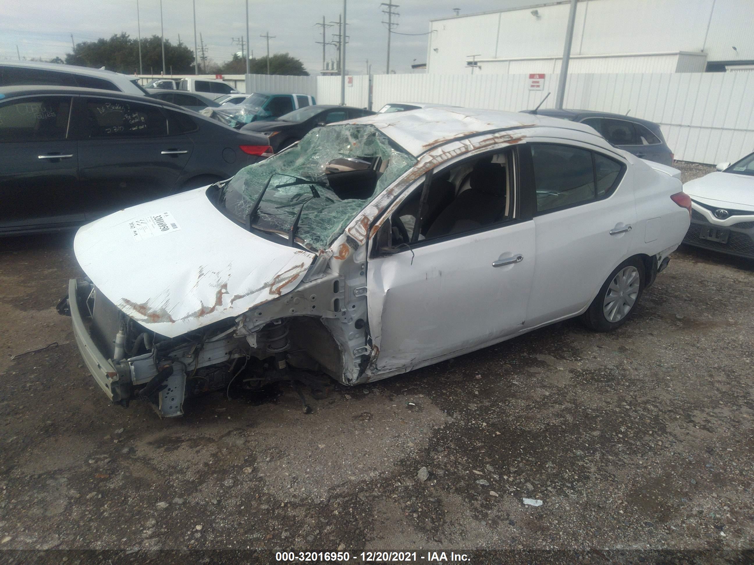 NISSAN VERSA image 2