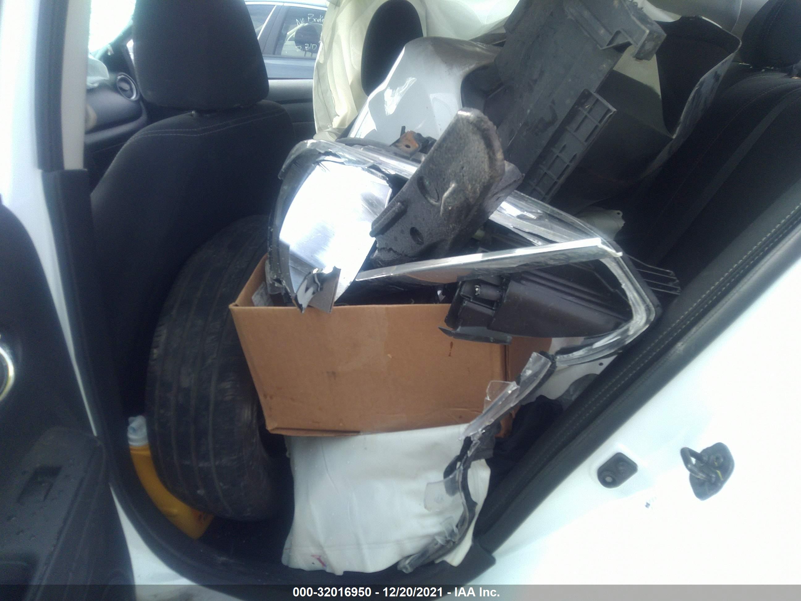 NISSAN VERSA image 8