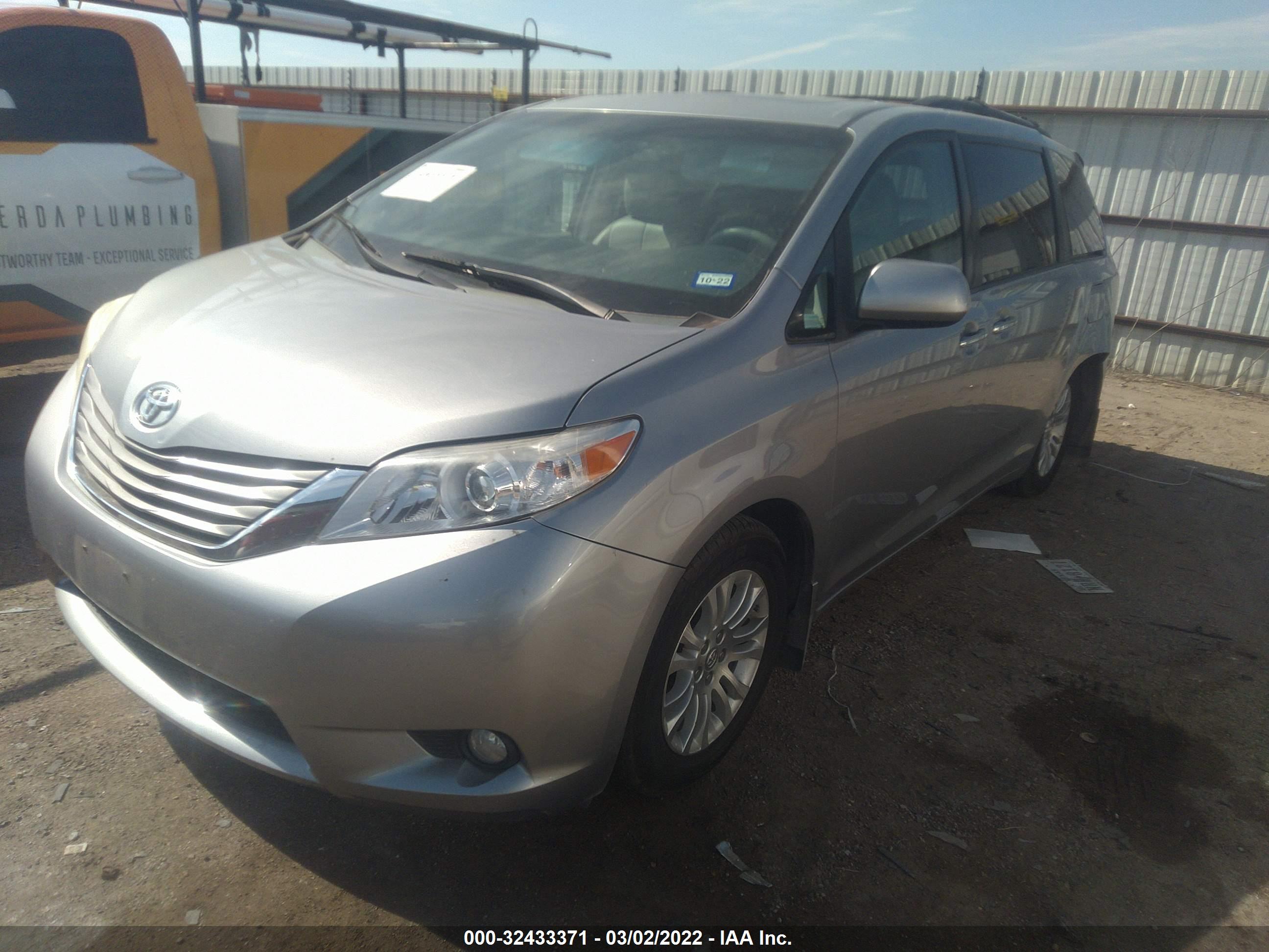 TOYOTA SIENNA image 2